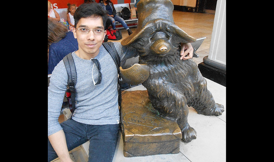 Hanging out London Paddington Station with the beloved Peruvian-English bear (bronze sculpture by Marcus Cornish)