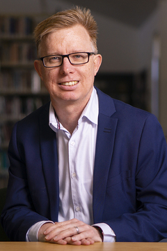 Mike_bird_(sitting_in_library)